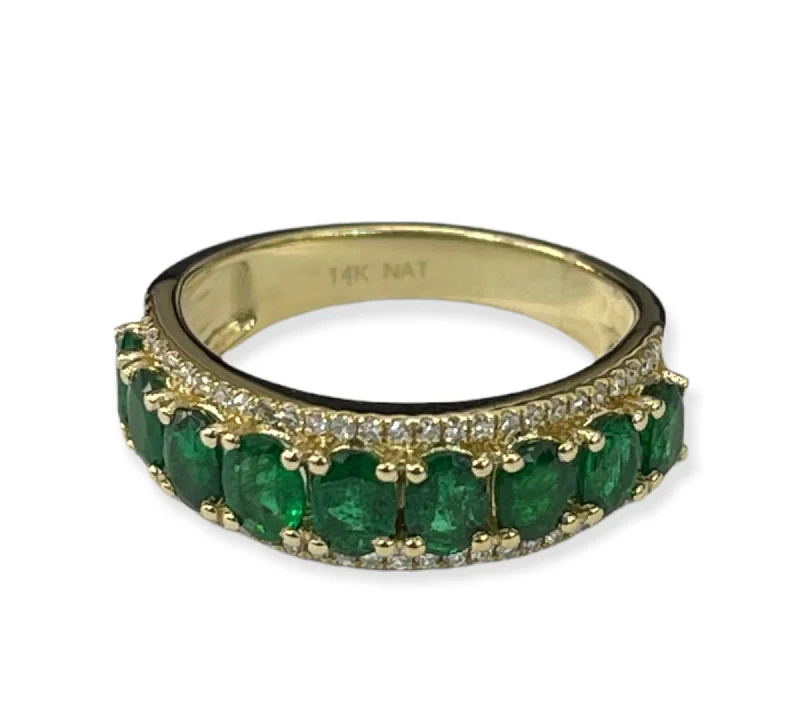 Fashion rings with diamonds for women-Emerald Oval Gem Single Row Diamond Ring Yellow Gold